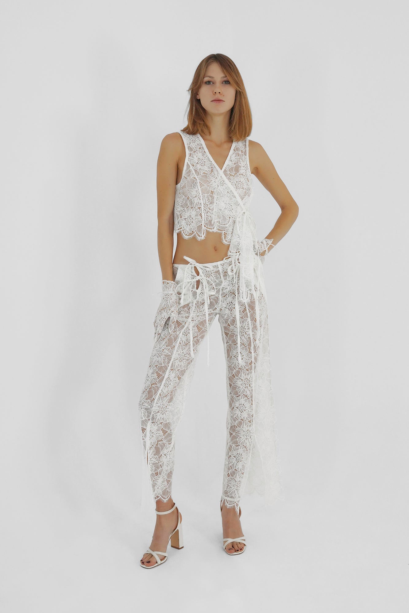 Pantalones rectos de encaje