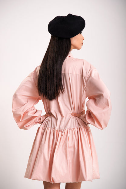 Übergroßes Rosenkleid